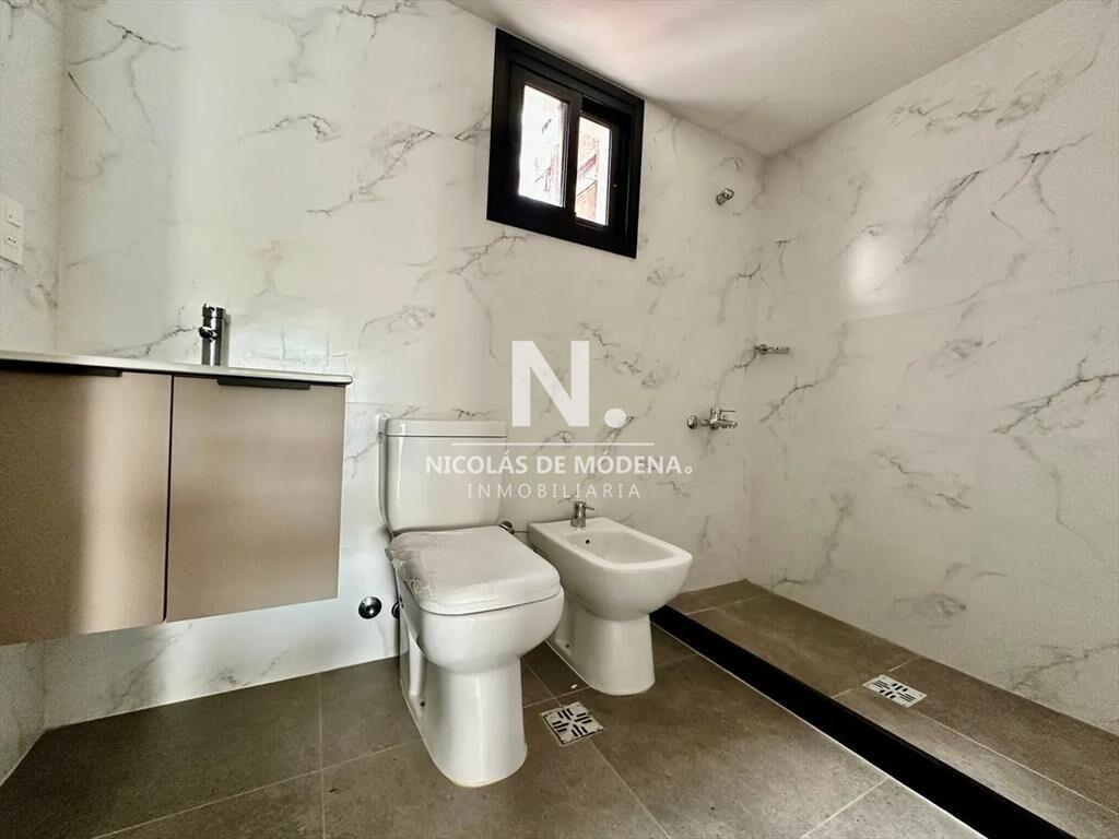 Excelente Apartamento de 1 Dormitorio con Gran Patio a Estr