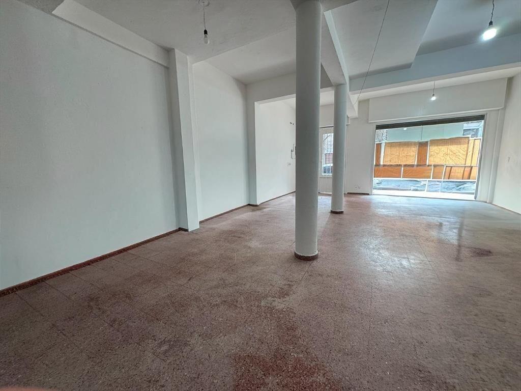 Venta local comercial con renta. Tres Cruces. A dos cuadras