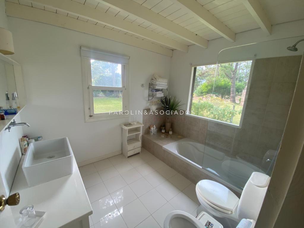 VENTA CASA DE 4 DORMITORIOS BARRIO PRIVADO LA ARBOLADA PUNT