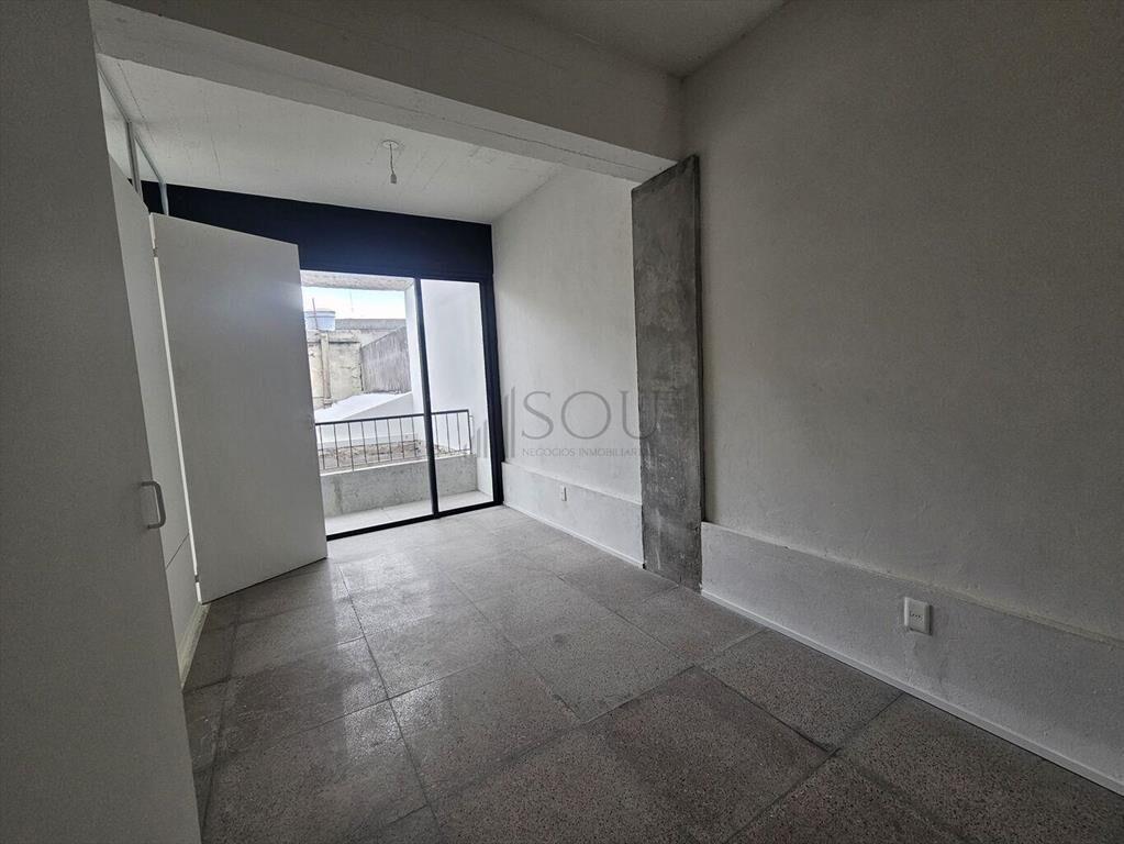 VENTA APARTAMENTO 1 DORMITORIO CON PATIO Y AZOTEA CON RENTA