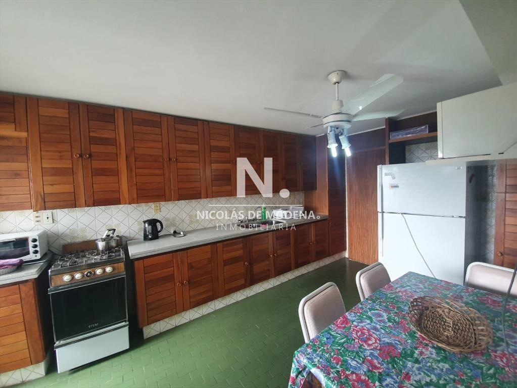 Gran departamento con dependencia de servicio!
