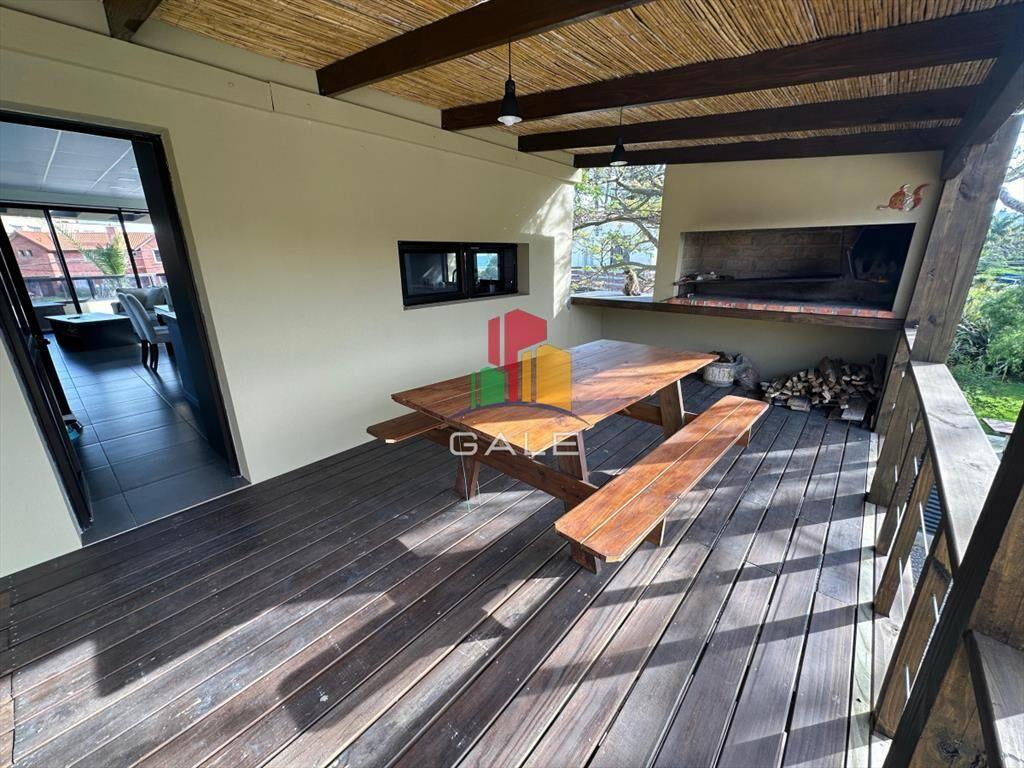 tres dormitorios, piscina, parrillero, una cuadra del mar.