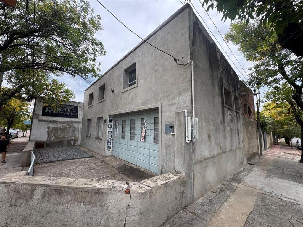ALQUILER de LOCAL en esquina con potencial