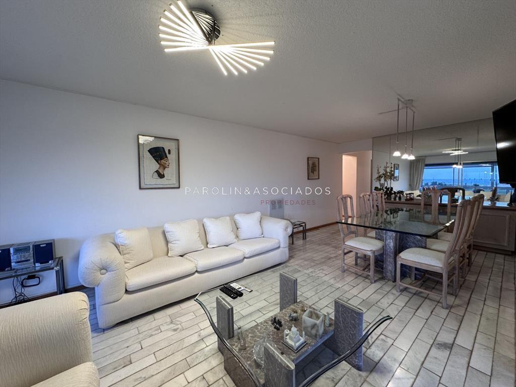 Vende apartamento de 3 dormitorios en Playa Punta
