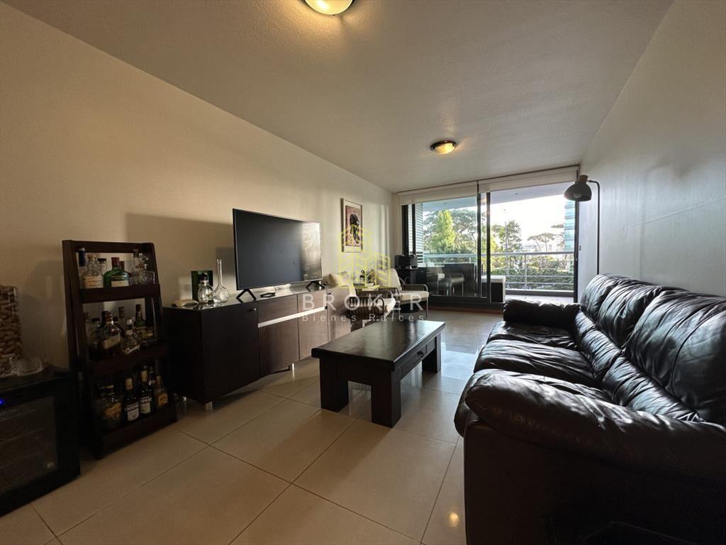 Venta de apartamento de dos dormitorios a media