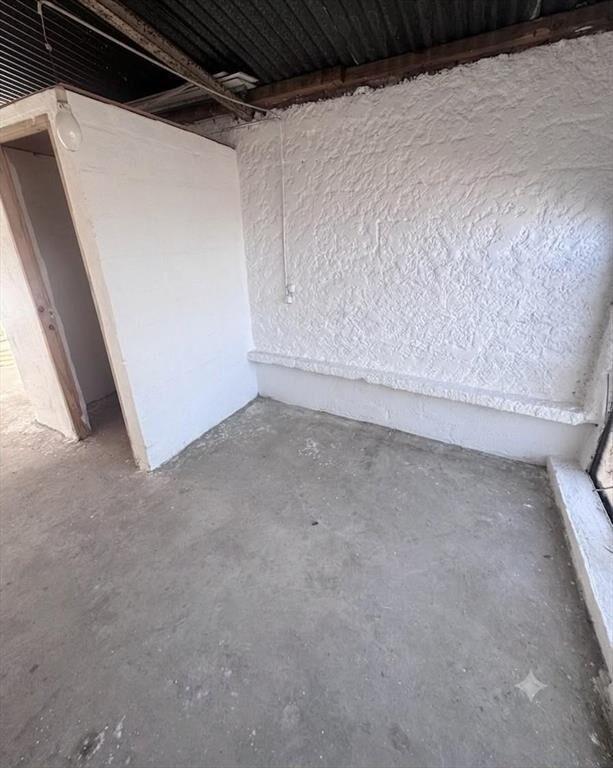 Alquiler Local con dos ambientes, baño y garaje en Maroñas