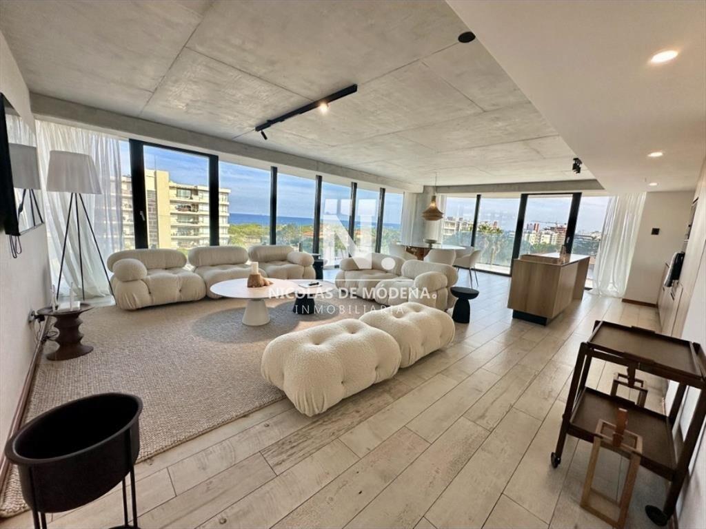 Vende apratamento en Brava Punta del Este de 2 dormitorios.