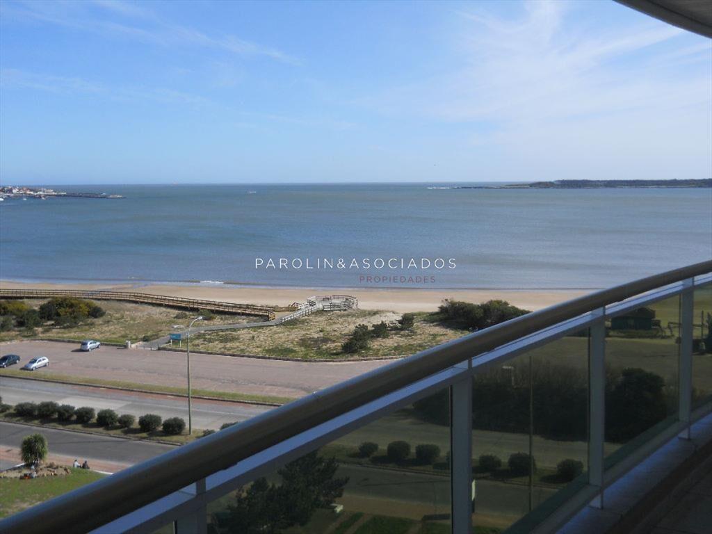 Apartamento en venta de 3 dormitorios en Coral Tower, Punta
