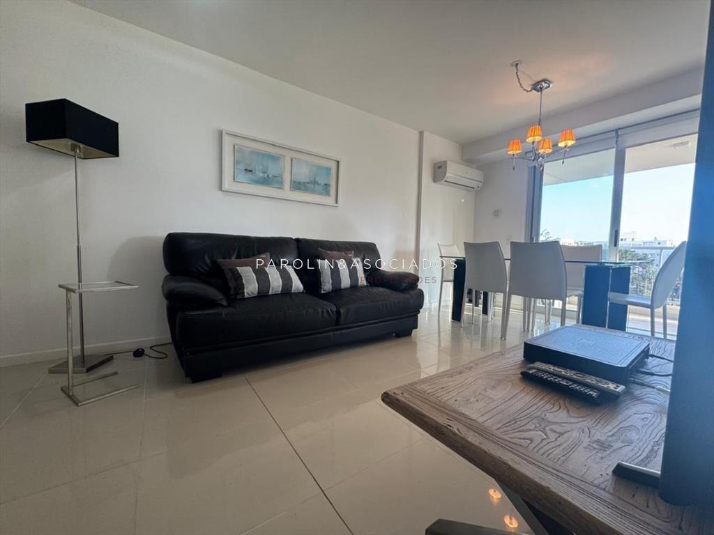 Hermoso apartamento de dos dormitorios a dos de