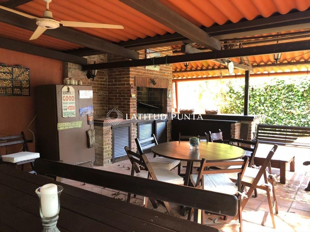 Casa en Mansa, 6 dormitorios más dependencia,