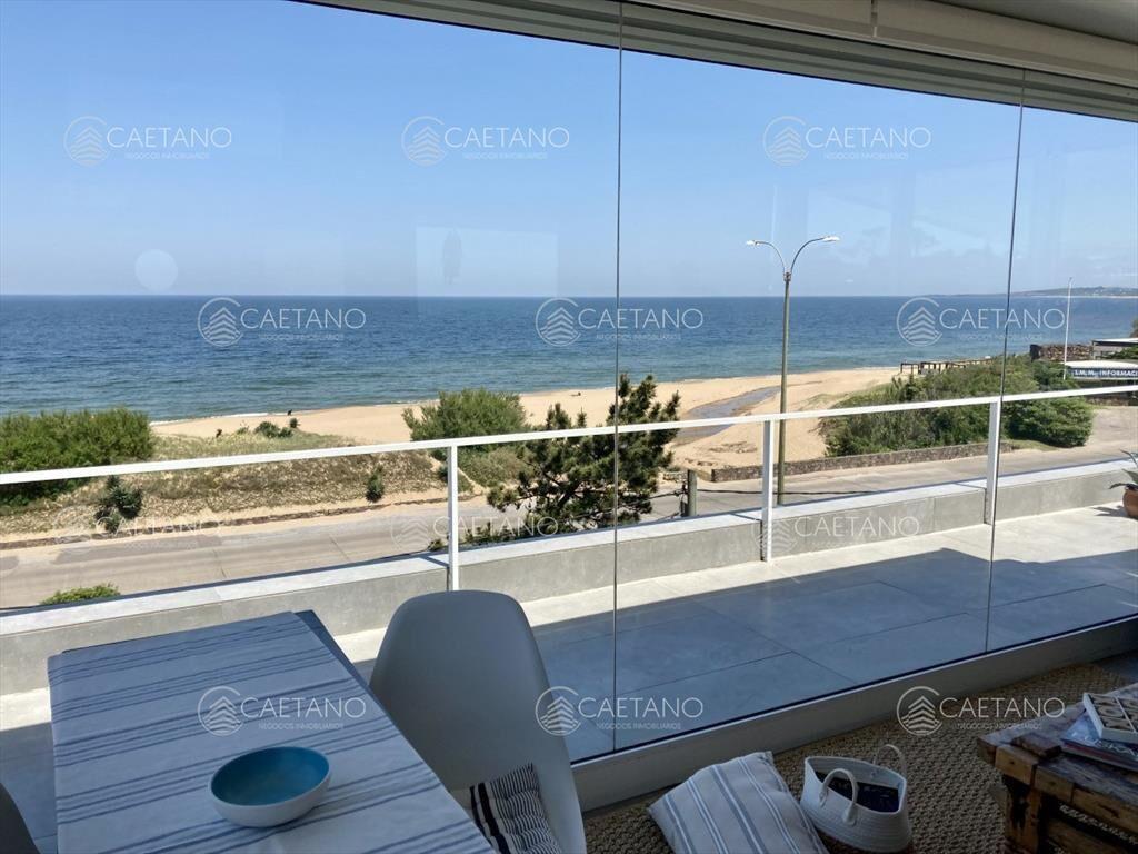 Casa Punta del Este en primera linea de la mansa