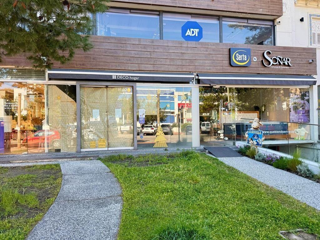Venta local con renta en Carrasco Arocena