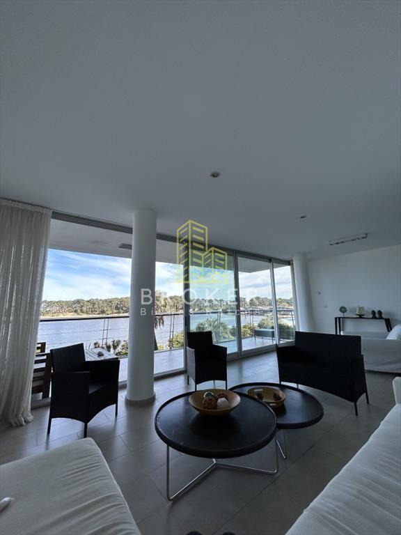 Venta de espectacular apartamento de 3 dorm. en .