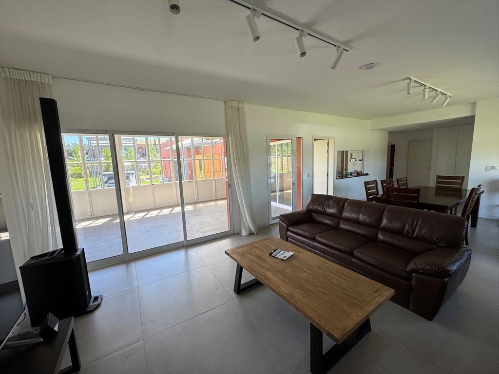 HERMOSA CASA 5 DOR. 4 BAÑOS. GGE. VIÑEDOS