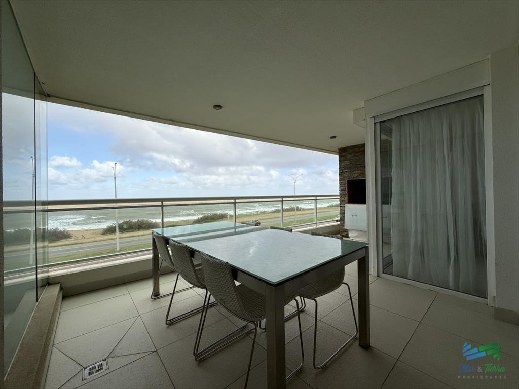 En venta, espectacular planta en primera línea