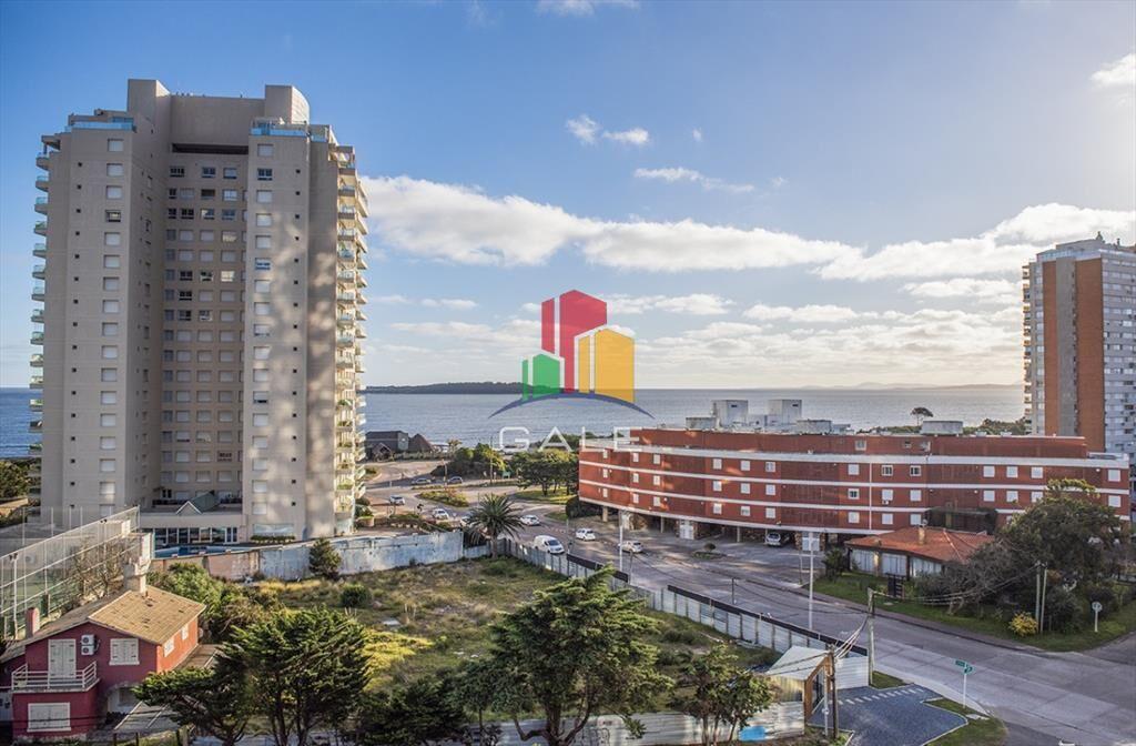 Vende apartamento de 2 dormitorios esquinero en