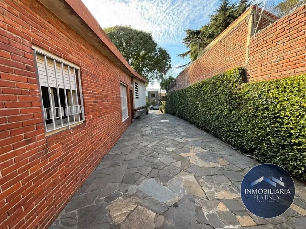 Casa en venta c/ cochera y amplio terreno en Parque Batlle