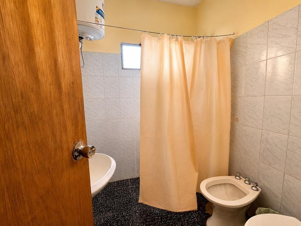 CASA EN VENTA CON AMPLIO TERRENO Y GALPON