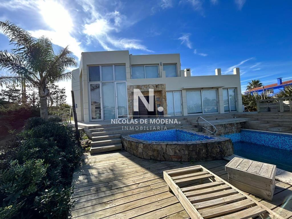 Vende casa tipo cabaña de 3 dormitorios en el