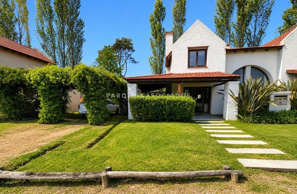 Casa en Barrio privado con piscina y cancha de