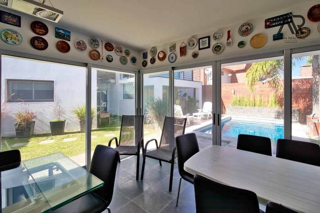 Casa en venta c/ cochera en Atlántida