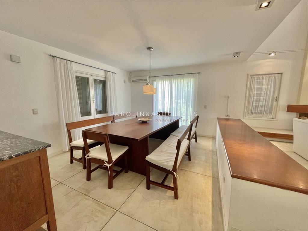 Hermosa casa en venta de 4 dormitorios en barrio