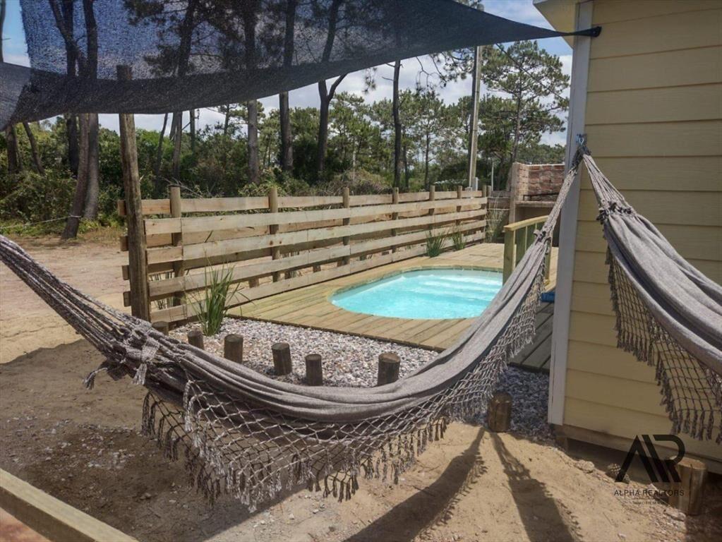 Complejo de 3 casas con piscina en venta en Punta del Diablo