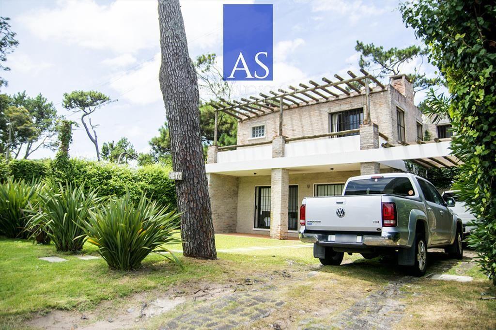 Exclusiva Casa a 60 Metros del Mar en Playa Mansa | 5 Dormi