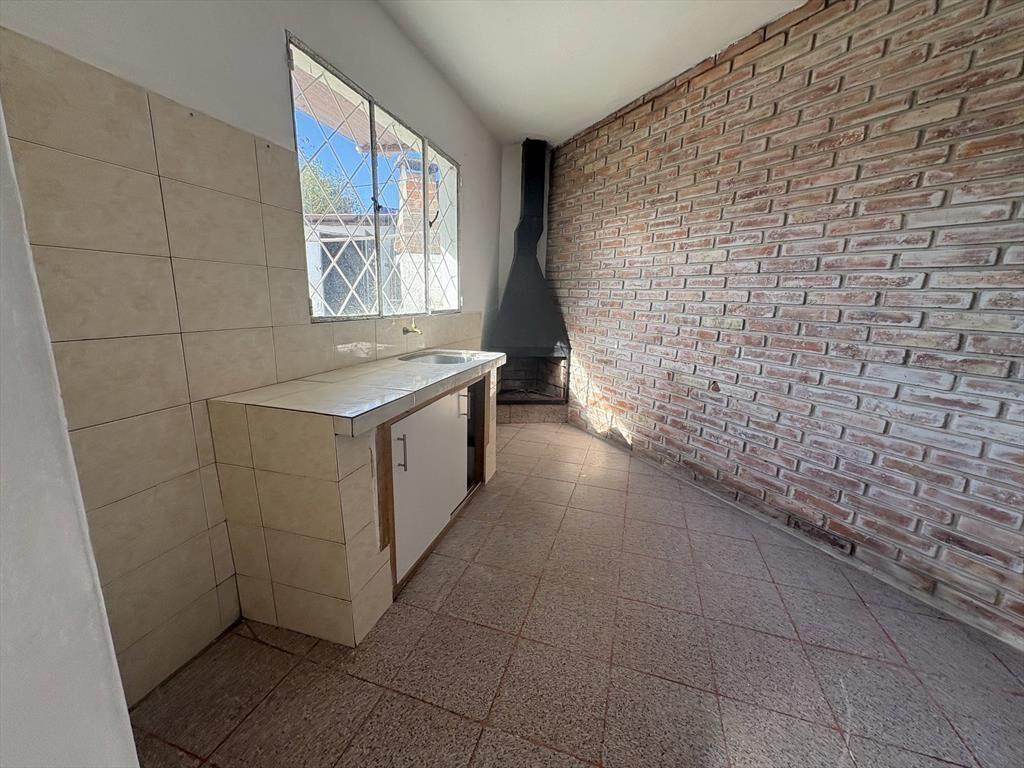 Alquiler - Casa con dos dormitorios, parrillero y patio en N