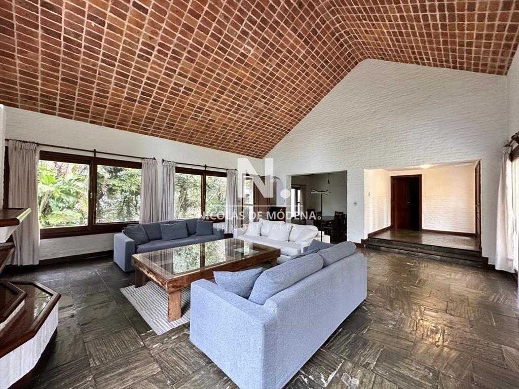 En venta casa en Barrio Golf, Punta del Este de 6