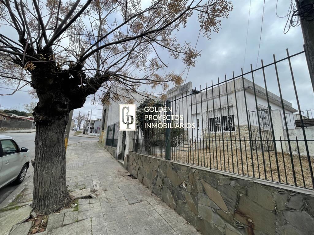 Casa en venta tres dormitorios y local comercial en Cerrito