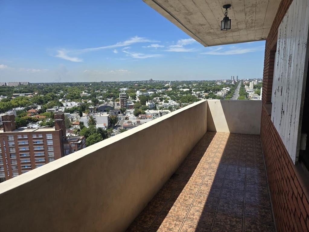 Piso alto, excelente vista y luminosidad, muy comodo.
