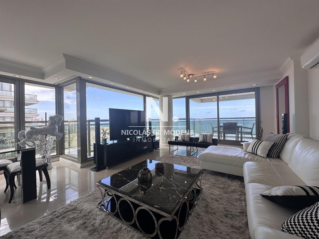 Vende apartamento esquinero de 3 dormitorios en