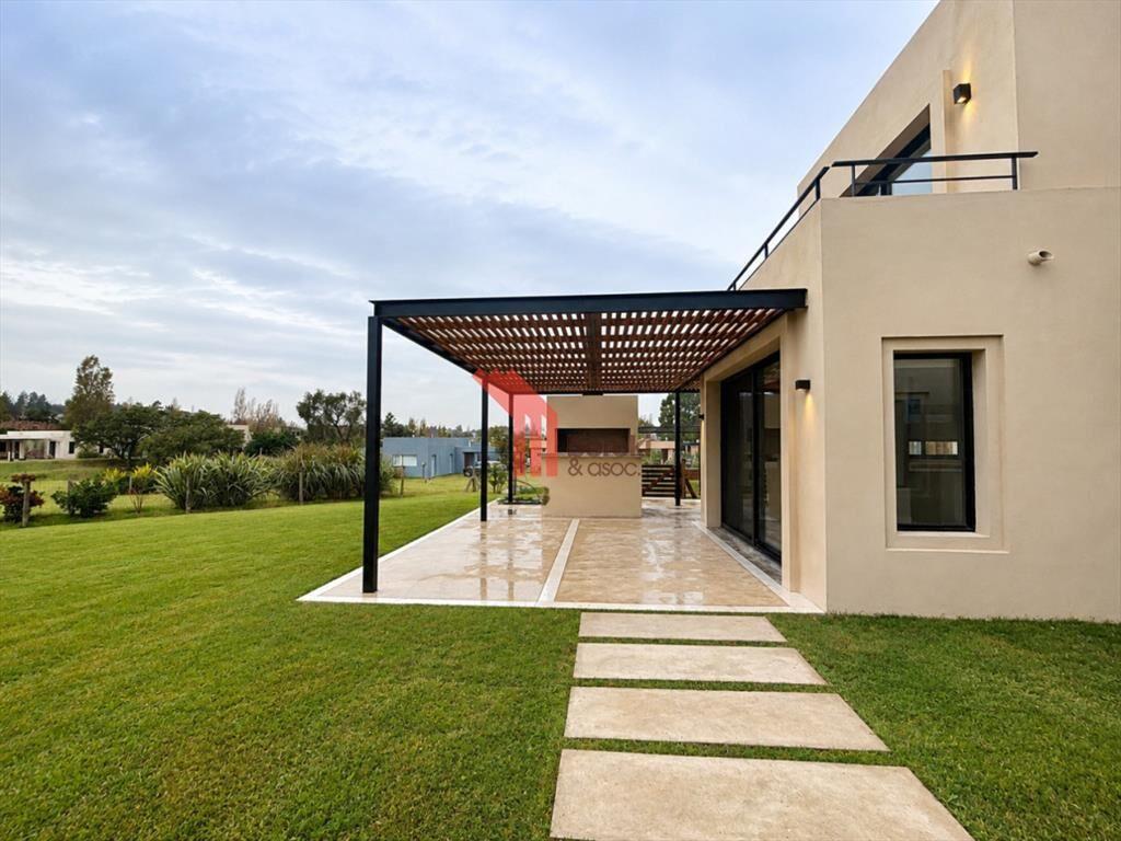 Venta de casa de 3 dormitorios, 3 baÃ±os y cuarto