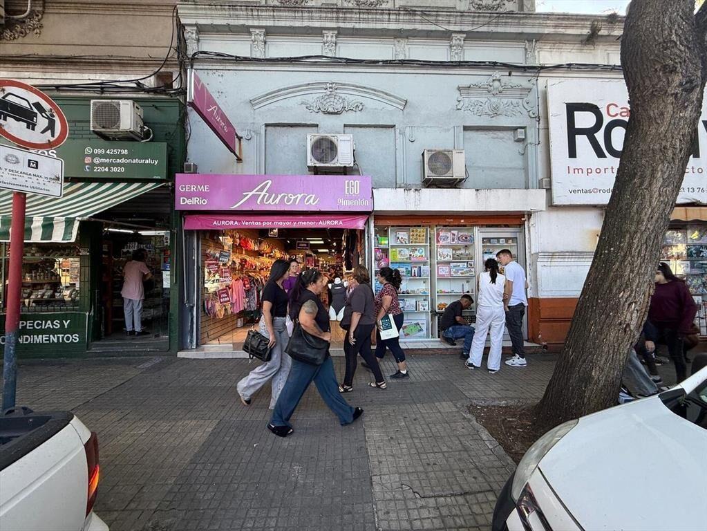 Venta locales con renta Arenal Grande y Amezaga