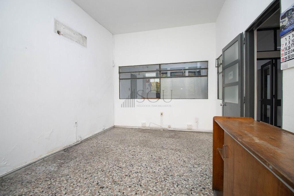 Venta local industrial con parking en Sayago