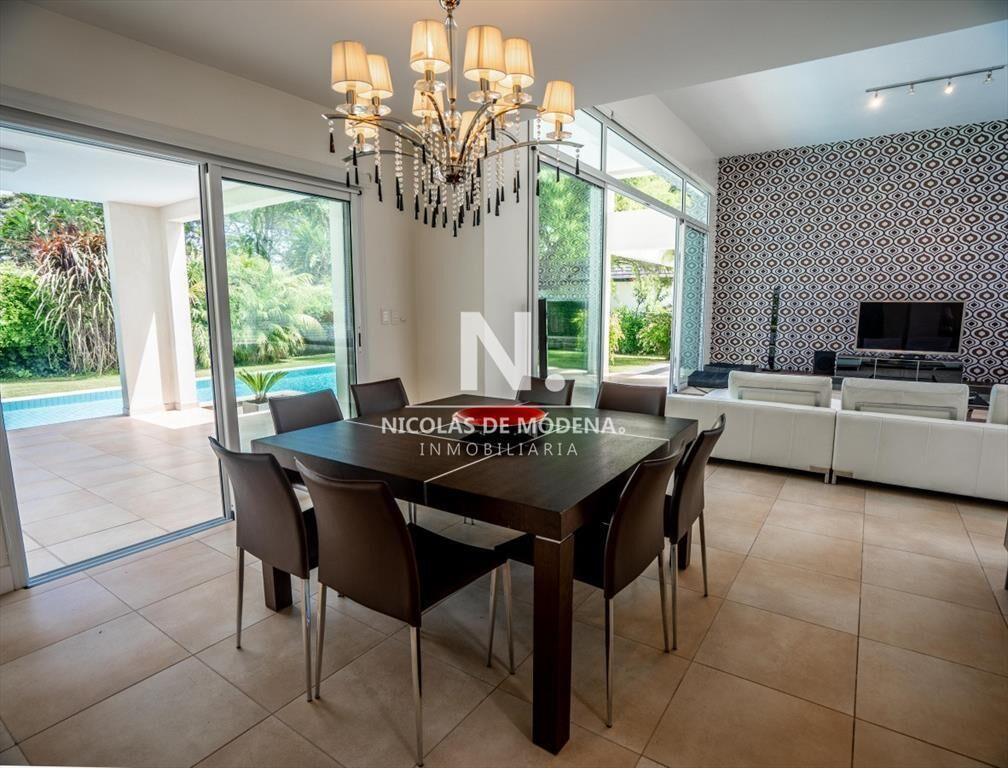 Vende Casa de 2 plantas en Barrio Privado Park-
