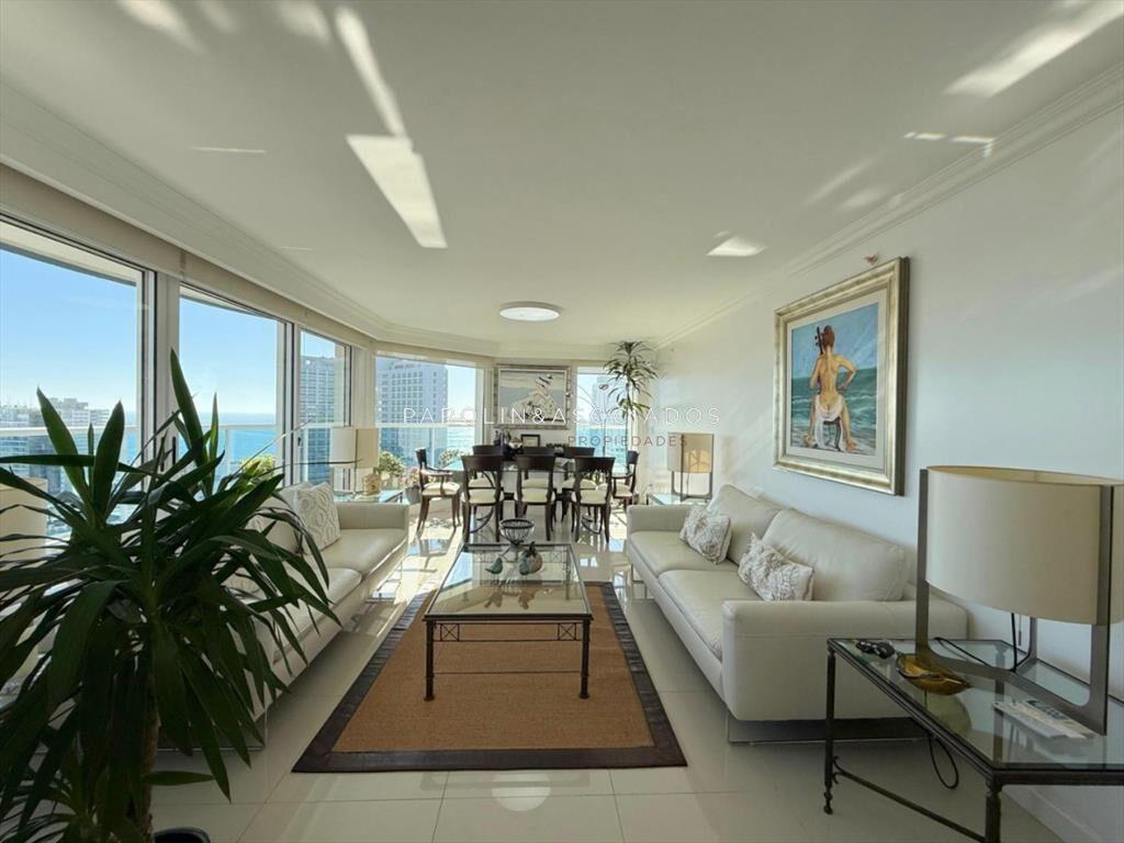 Apartamento en venta de 3 dormitorios mas de en
