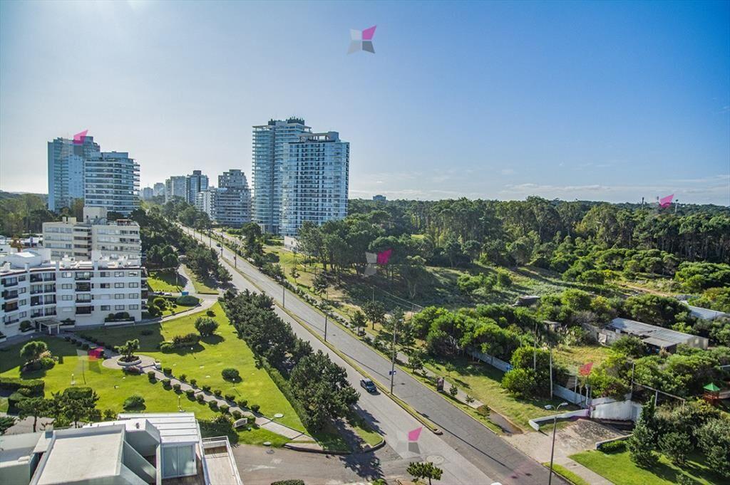 VENTA DE APARTAMENTO DE 3 DORMITORIOS EN EDIFICIO TIBURON P