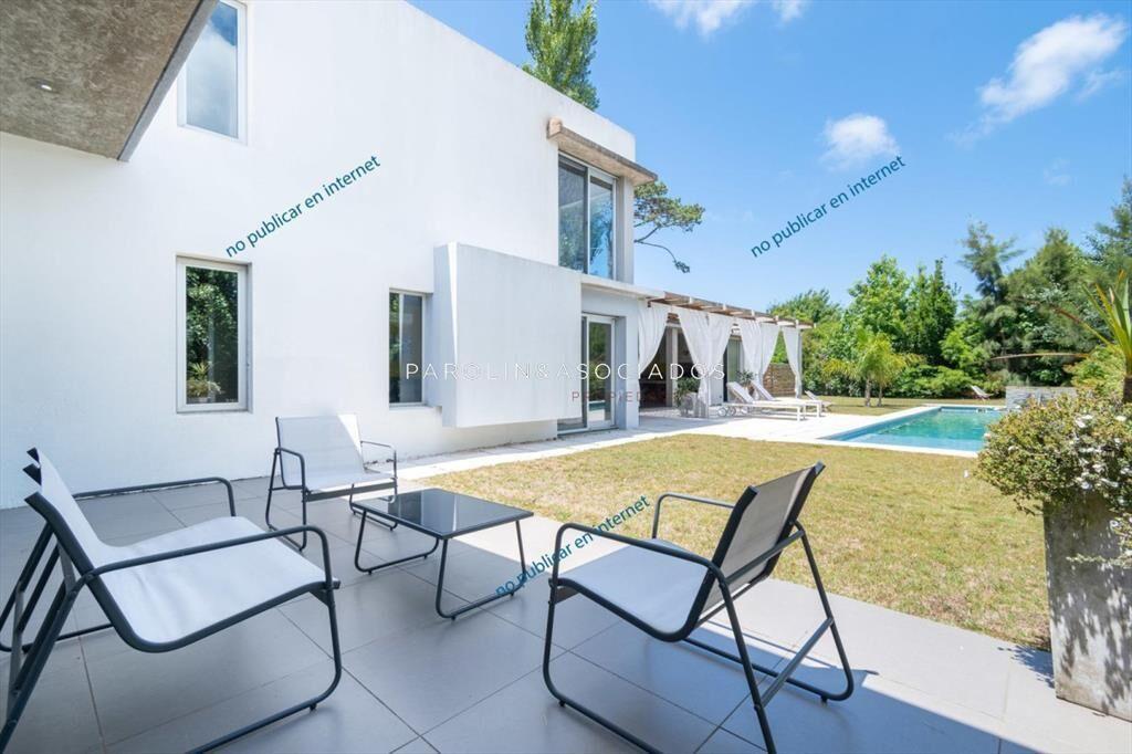 Venta de casa de 4 dormitorios en barrio Punta
