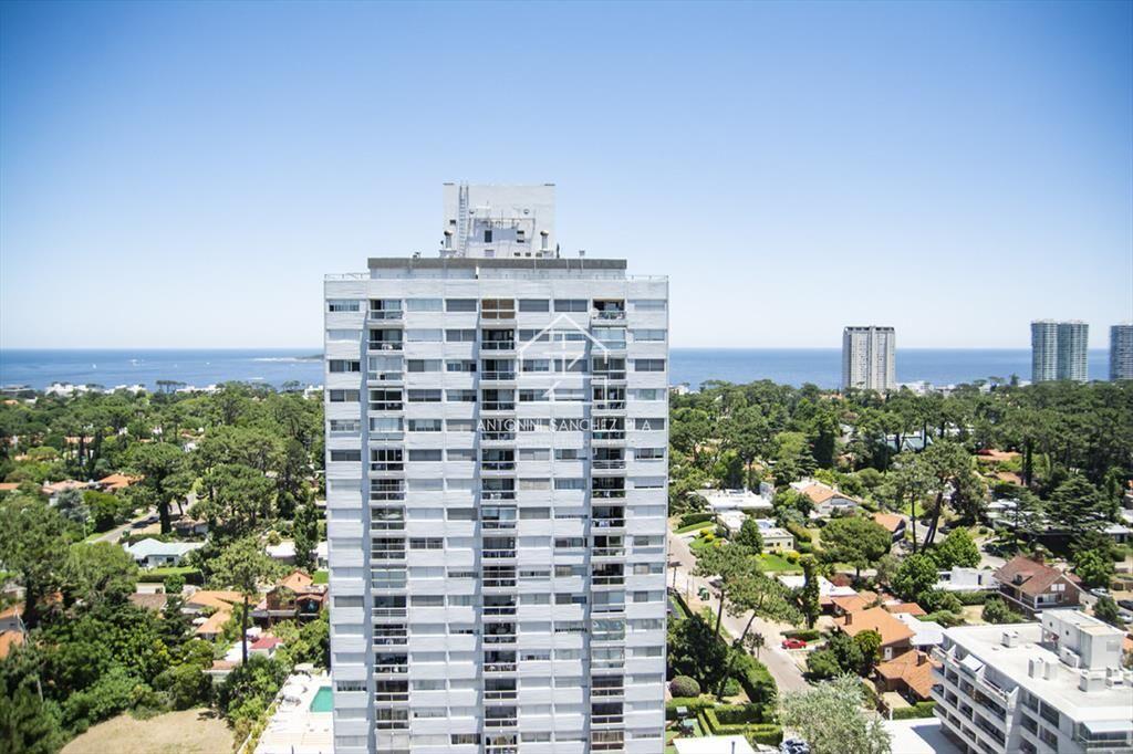 Vende apto de 2 dormitorios con vista al mar en Punta del e