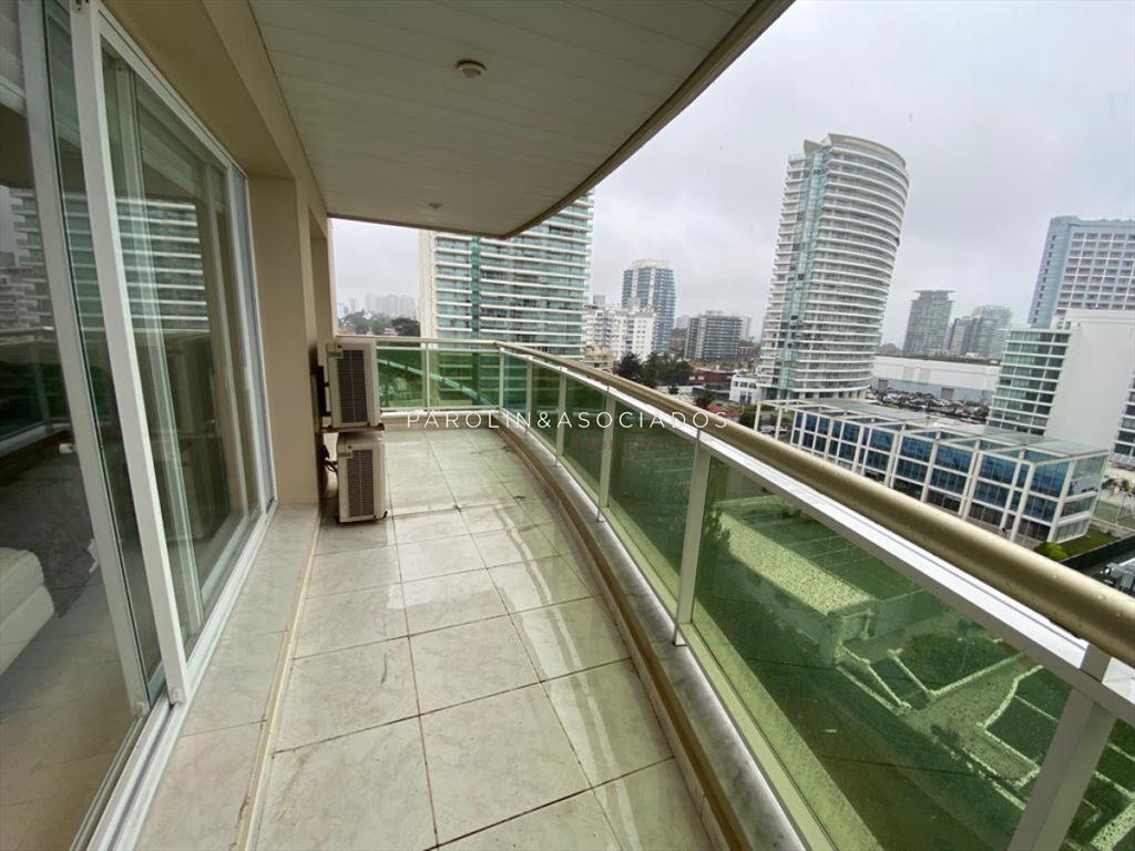 Apartamento en venta de 3 dormitorios en Coral Tower, Punta