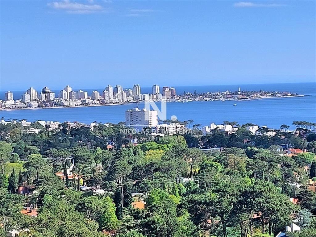 Amplio apartamento en piso alto, con excelente vista al mar