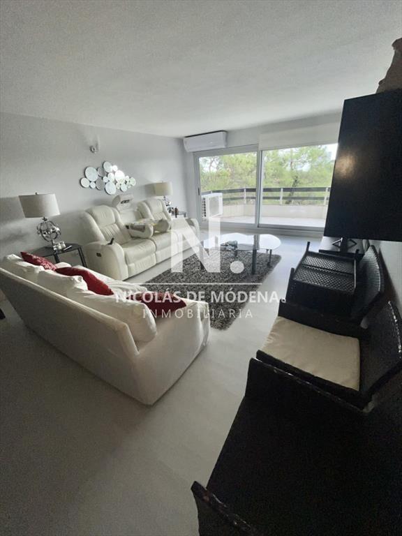 Vende apartamento de 3 dormitorios en Punta del