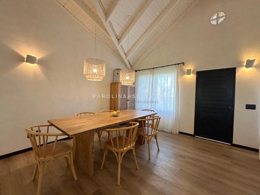 Casa En Venta De 5 Dormitorios + Dependencia de