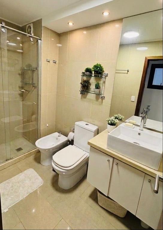 Apartamento tipo casa, 3 dormitorios, 3 baños, serv.completo