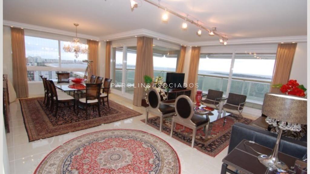 Apartamento en venta de 4 dormitorios en Punta