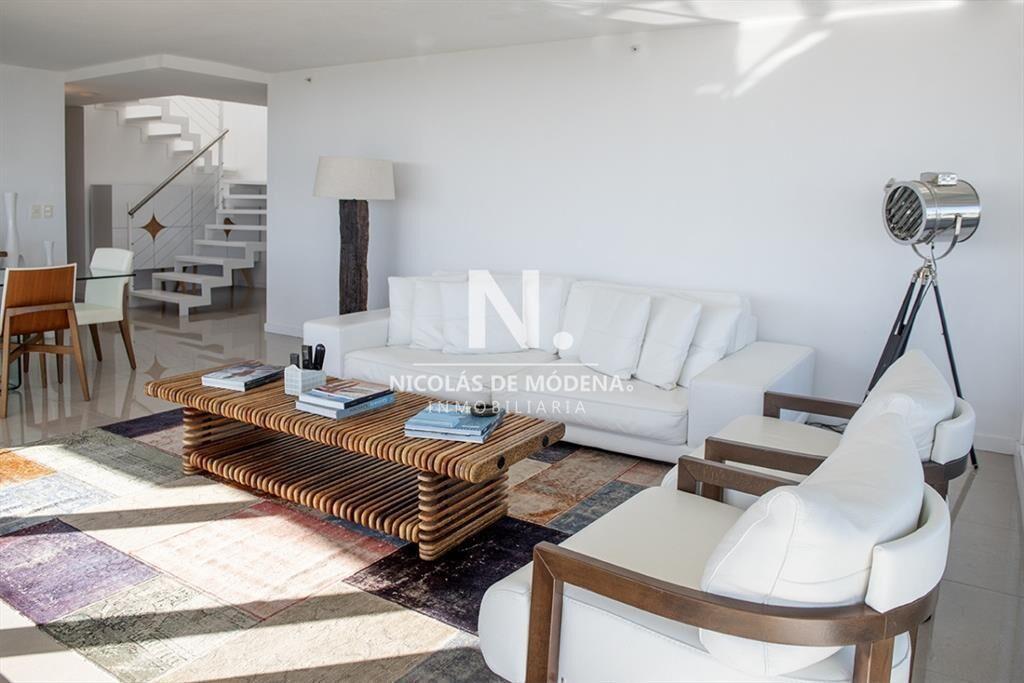 Vende departamento de 3 suites en Punta del Este.