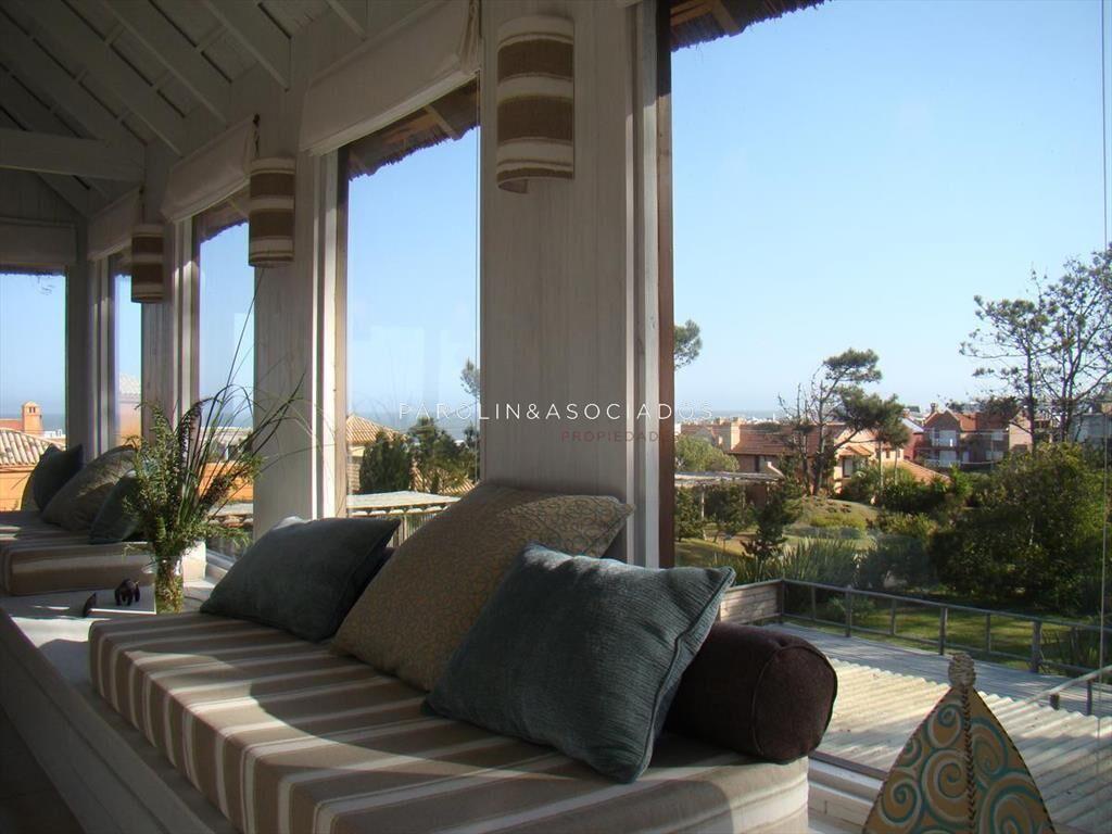 VENTA DE CASA DE 4 DORMITORIOS EN MONTOYA PUNTA