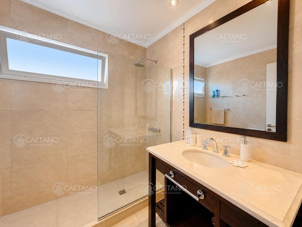 Boulevard Park, Casa de 4 dormitaros con Piscina en VENTA .